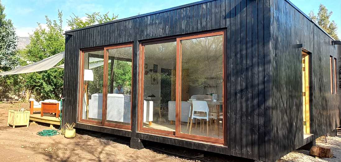 Vista de exterior del Living comedor de una casa modular