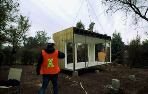 Procesos de montaje de una casa modular sobre pilotes de concreto