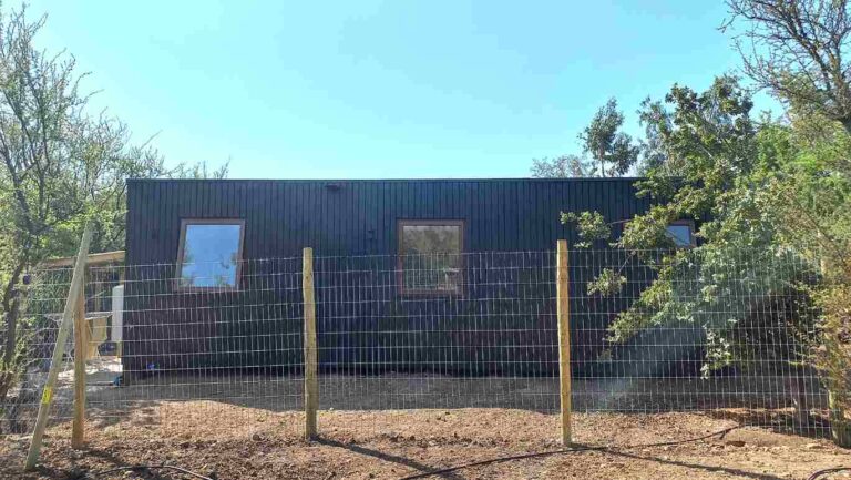 Vista posterior de una casa modular en terreno